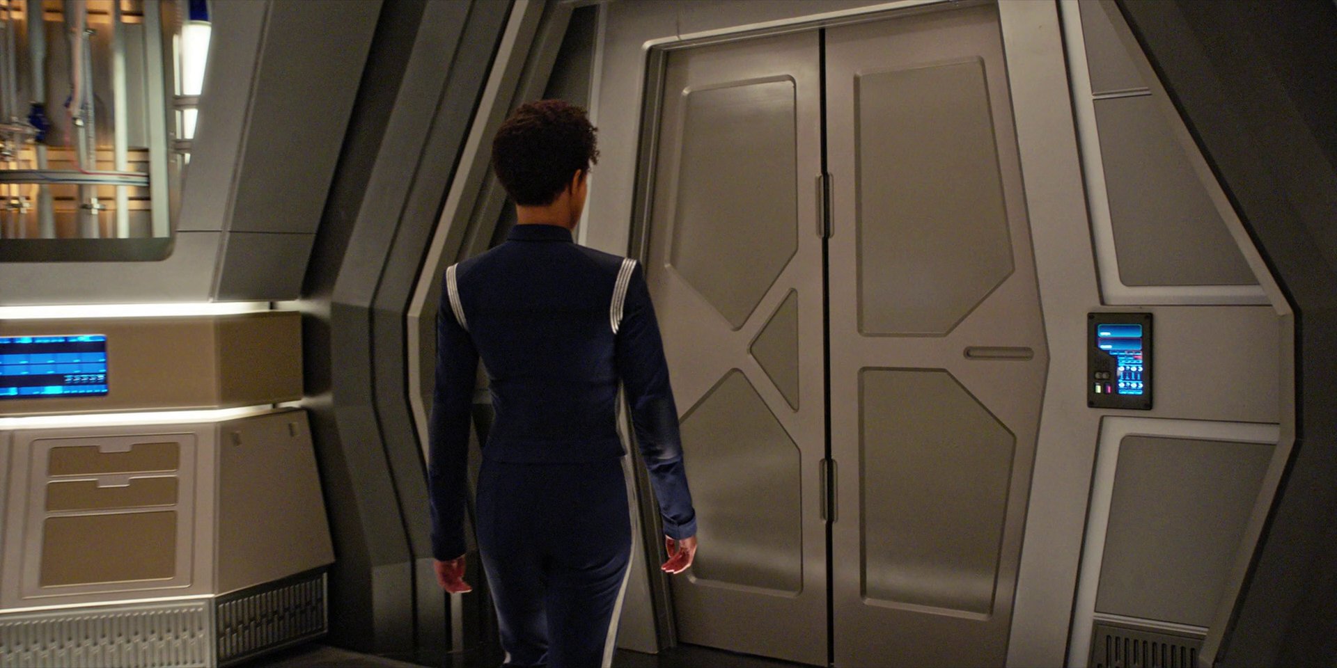 extant_StarTrekDiscovery_1x07-MagicToMakeTheSanestManGoMad_0398.jpg