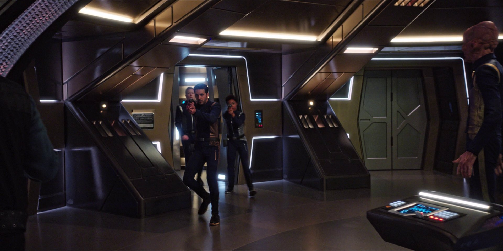 extant_StarTrekDiscovery_1x07-MagicToMakeTheSanestManGoMad_3494.jpg