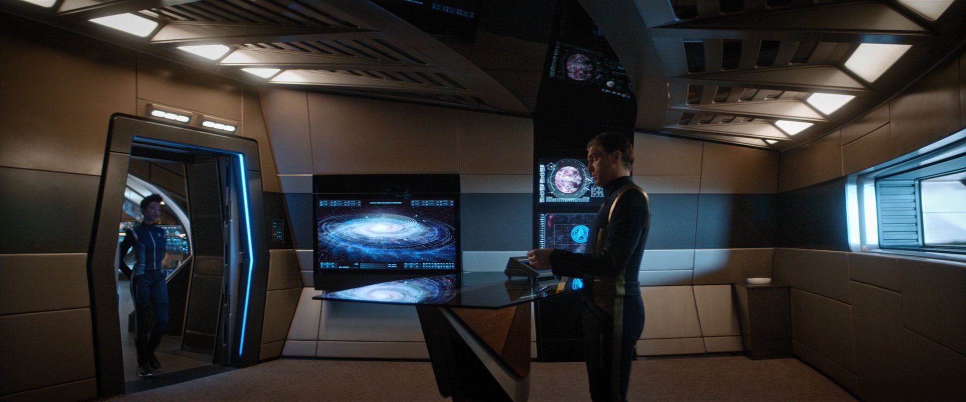 extant_StarTrekDiscovery_2x01-Brother_06185.jpg