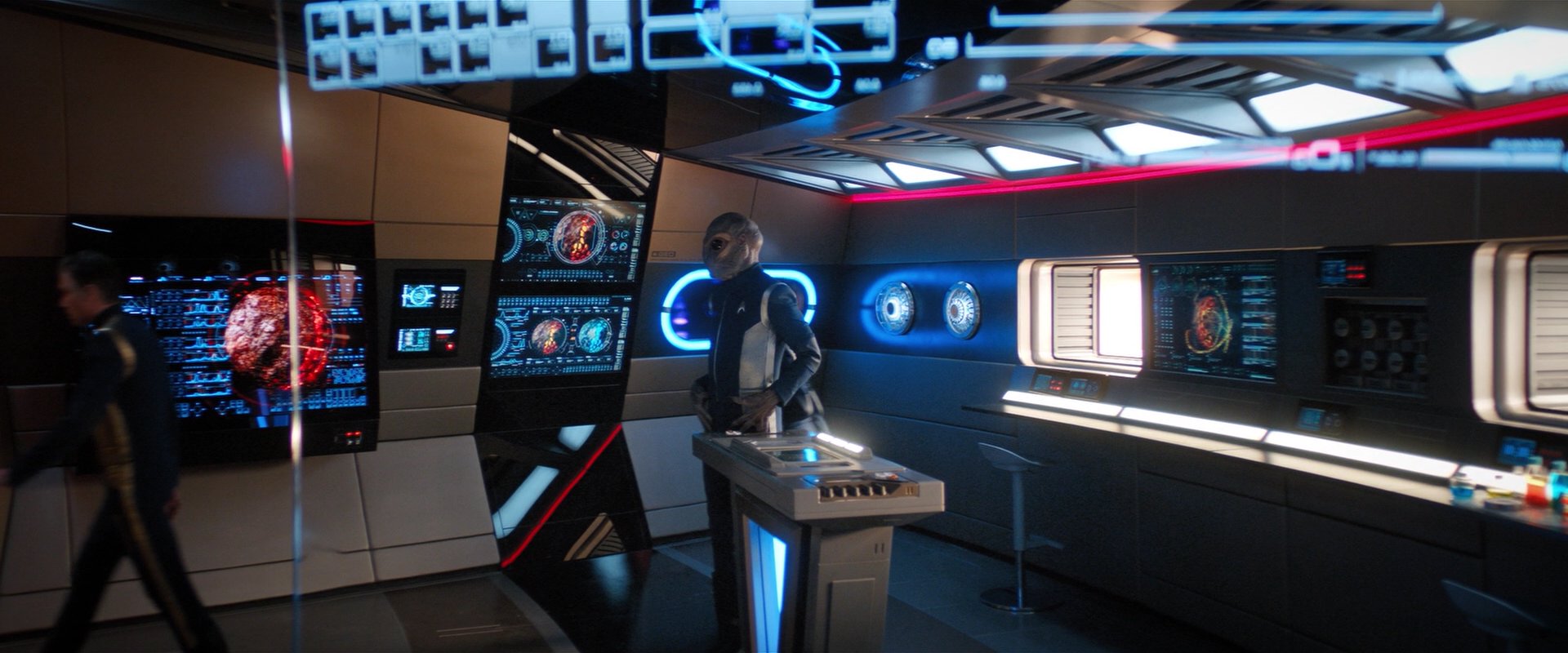 extant_StarTrekDiscovery_2x04-AnObolForCharon_01307.jpg