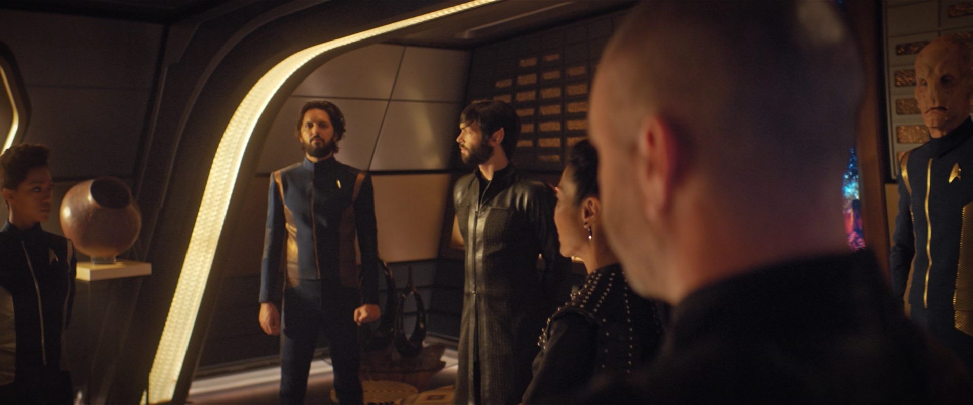 extant_StarTrekDiscovery_2x10-TheRedAngel_01645.jpg