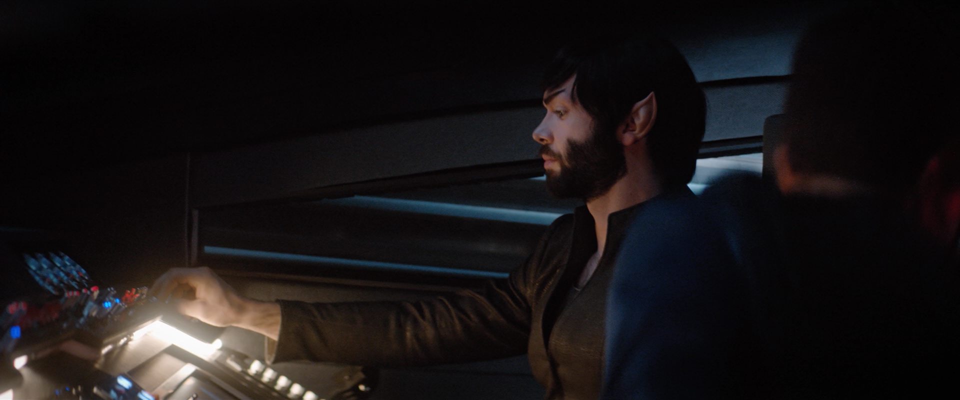 extant_StarTrekDiscovery_2x12-ThroughTheValleyOfShadows_02437.jpg