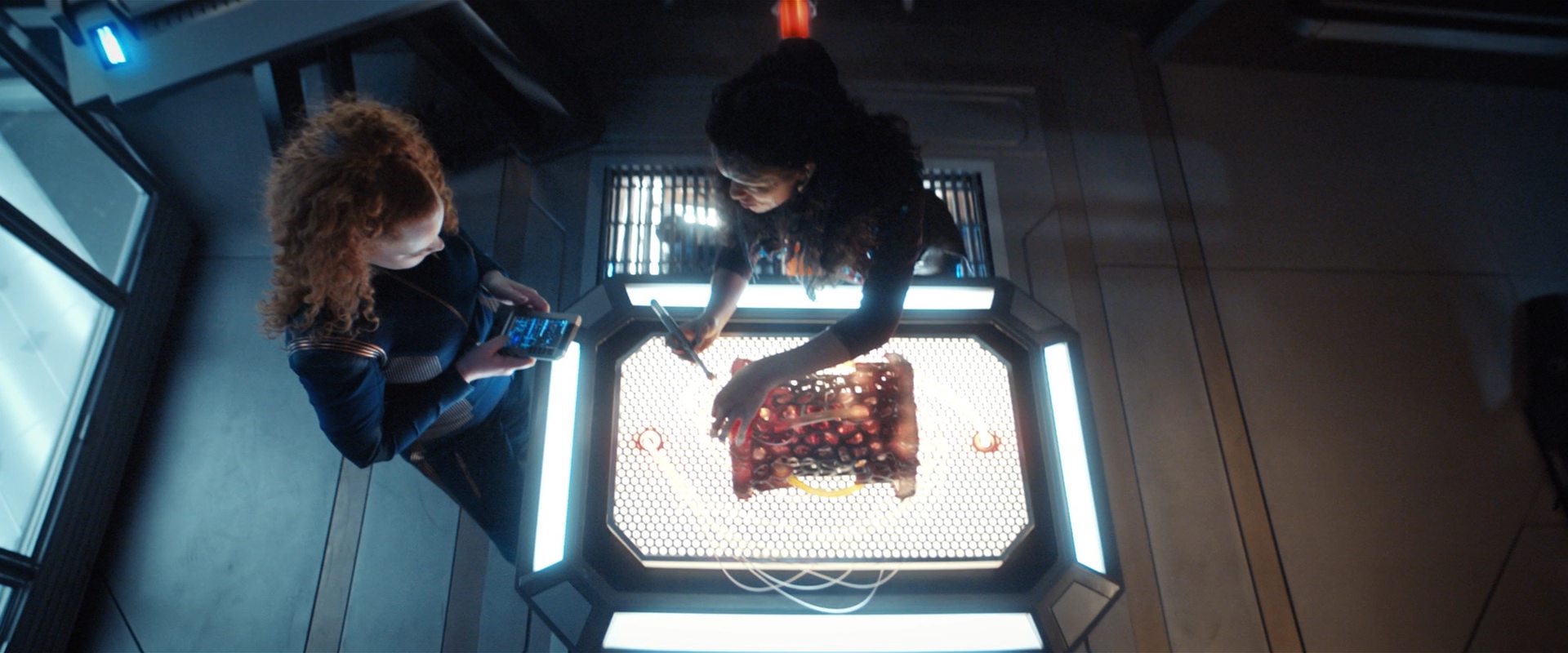 extant_StarTrekDiscovery_2x13-SuchSweetSorrowPart1_03377.jpg